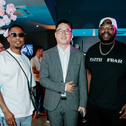 DJs Tira and Maphorisa flanking Fred Zhou, GM at HONOR, at the launch of the X9c 5G in Sandton