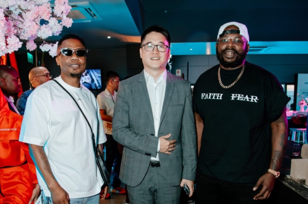 DJs Tira and Maphorisa flanking Fred Zhou, GM at HONOR, at the launch of the X9c 5G in Sandton